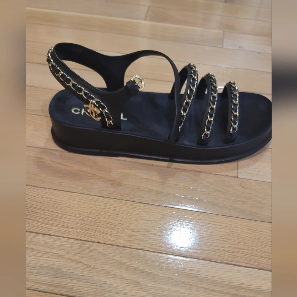 Chanel Veau Black sandals with Gold hardware size 40 - Picture 2 of 9